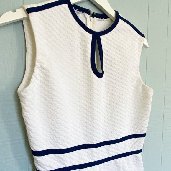VINTAGE 70’s White & Navy Sleeveless Keyhole Dress - Picture 3 of 7